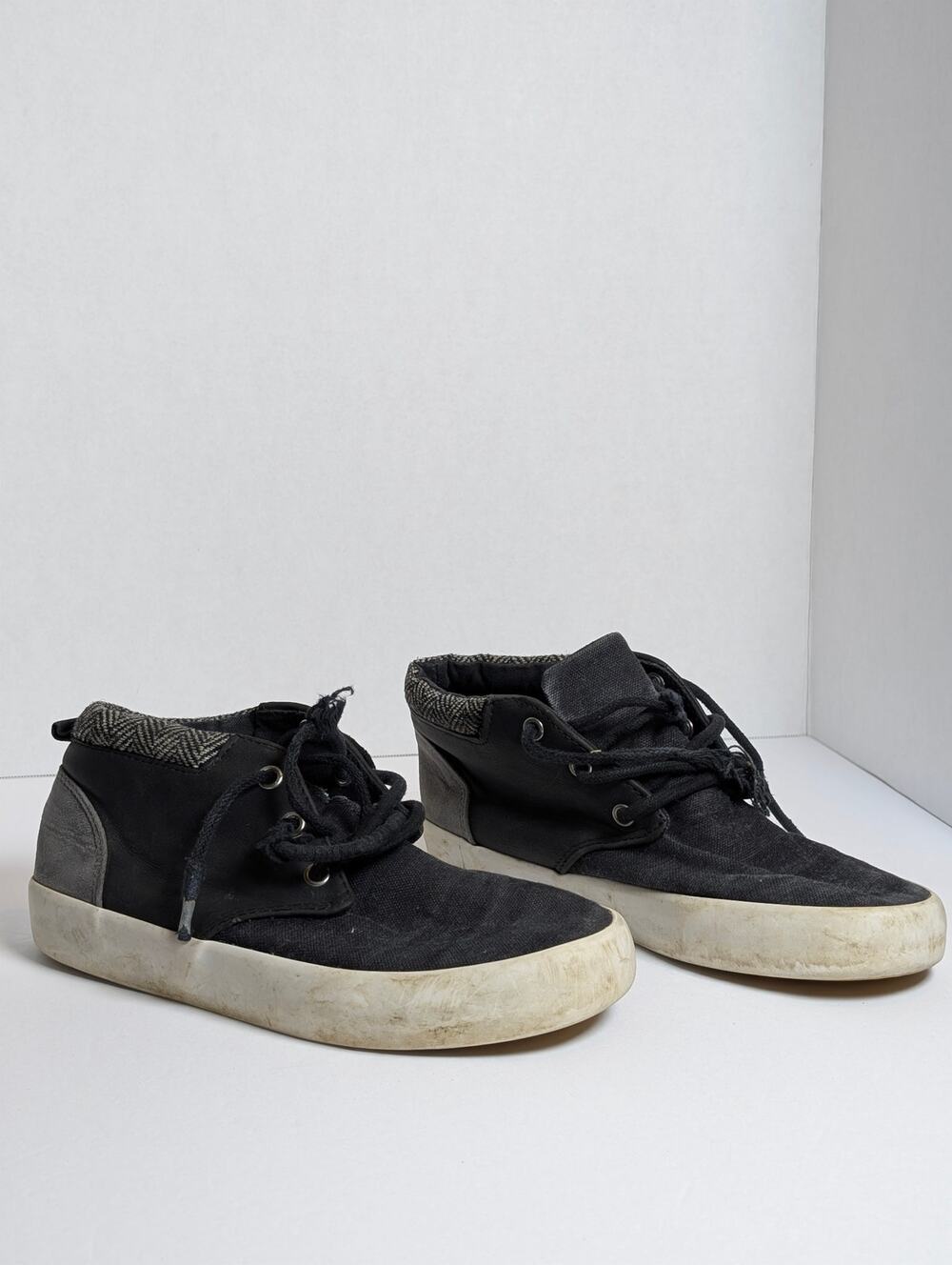 Old Navy Boys Size 2 Black Grey Herringbone Mid Top Canvas Sneakers Shoes